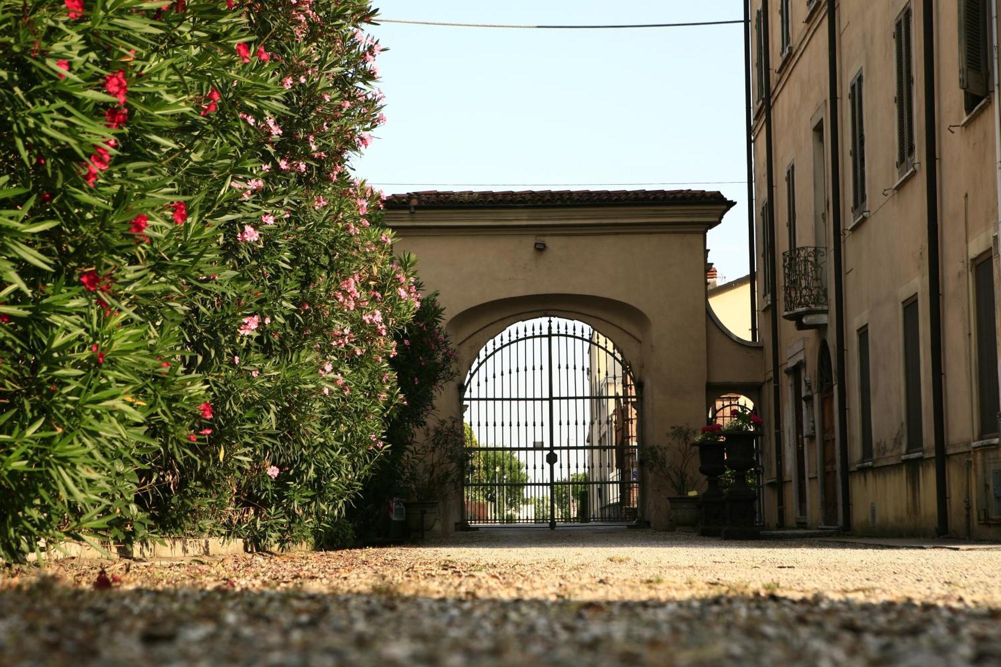 Antica Dimora Conti Custoza Bed & Breakfast Roverbella Exterior photo